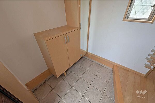玄関には窓があり姿見鏡つきのシューズボックスが備え付けであり収納もできすっきりお使いいただけます。