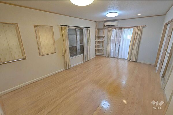 LDK約17帖です。窓が多くあり風通しよく明るいLDKです。奥にはキッチン浴室洗面所と水回りが集約されています。