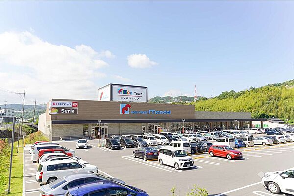万代(高槻インター店)の外観