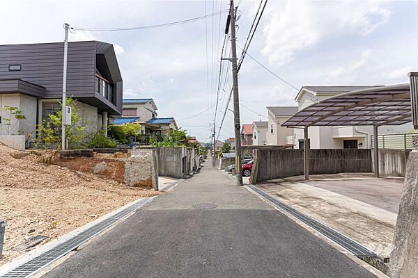 物件の北西側前面道路（北東側から）［2026年7月16日撮影］