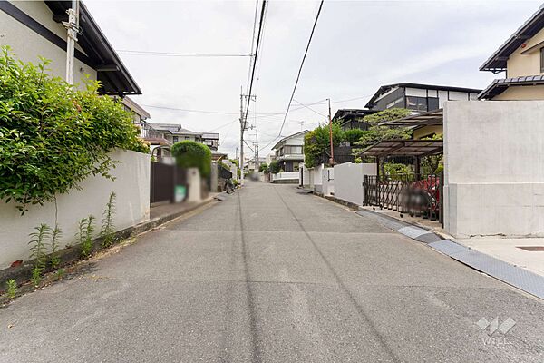 物件の東側前面道路（南側から）［2026年7月16日撮影］