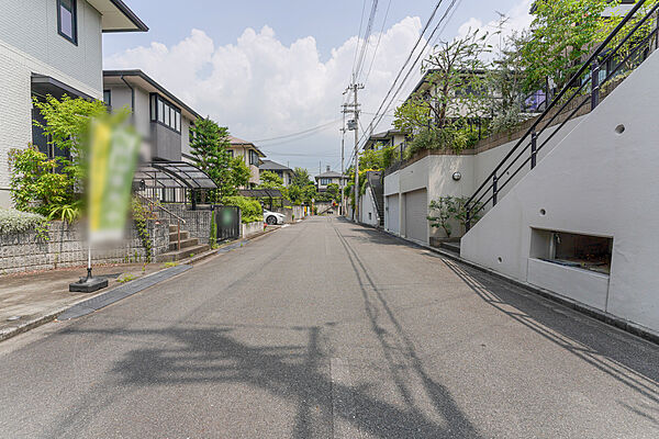 物件の東側前面道路（南側から）［2026年7月22日撮影］