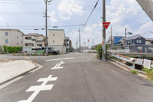 物件の北側前面道路（東側から）［2026年7月22日撮影］