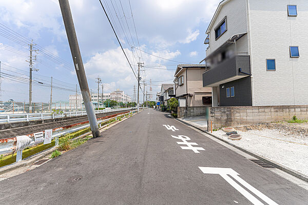 物件の北側前面道路（西側から）［2026年7月22日撮影］