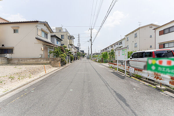 物件の西側前面道路（北側から）［2026年7月22日撮影］