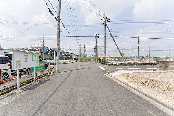 物件の西側前面道路（南側から）［2026年7月22日撮影］