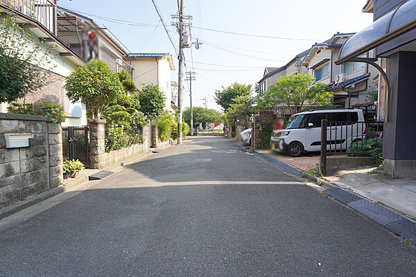 物件の東側前面道路（北側から）［2026年7月22日撮影］