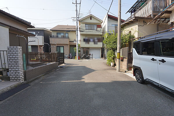 物件の東側前面道路（南側から）［2026年7月22日撮影］