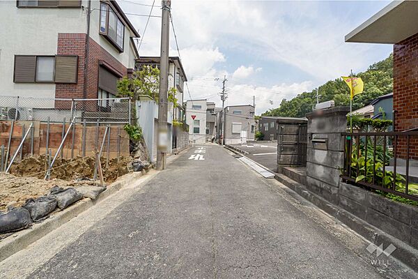 物件の東側前面道路（南側から）［2026年7月30日撮影］