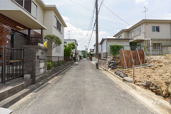 物件の東側前面道路（北側から）［2026年7月30日撮影］