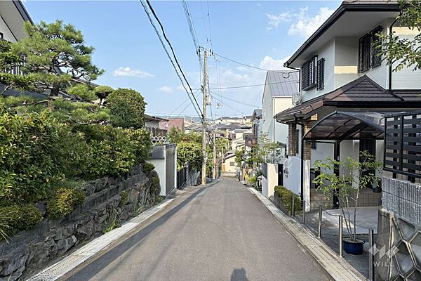 物件の北側前面道路（東側から）［2026年7月23日撮影］