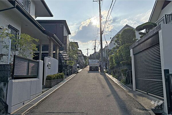 物件の北側前面道路（西側から）［2026年7月23日撮影］