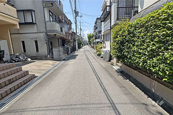 物件の北側前面道路（東側から）［2026年7月21日撮影］