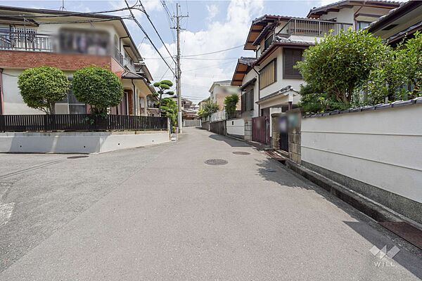 物件の北西側前面道路（南西側から）［2026年7月30日撮影］