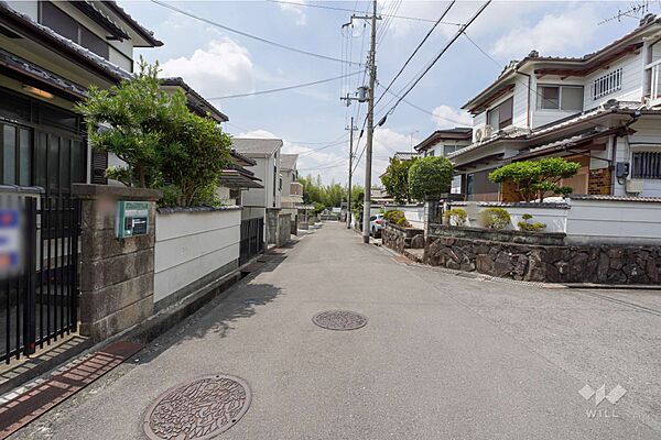 物件の北西側前面道路（北東側から）［2026年7月30日撮影］