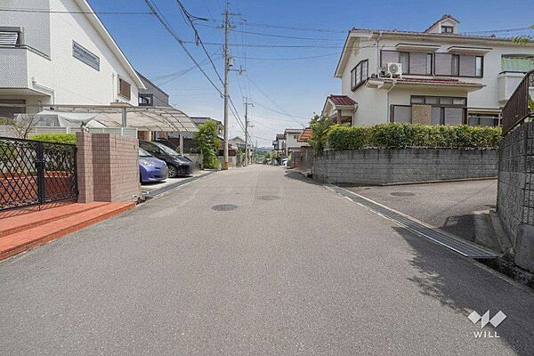 物件の南東側前面道路（南西側から）［2026年7月30日撮影］