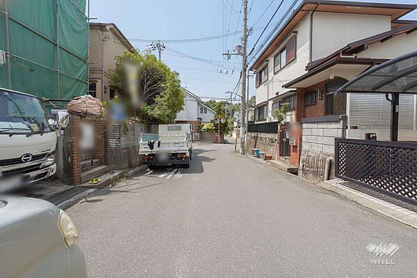 物件の南東側前面道路（北東側から）［2026年7月30日撮影］