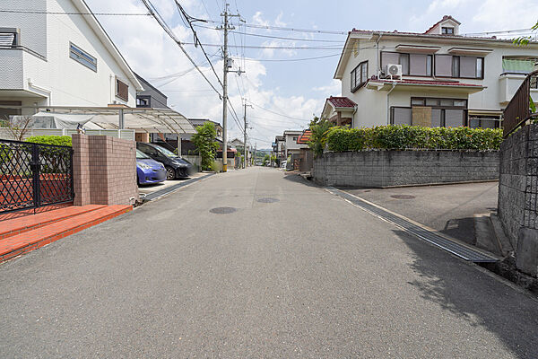 物件の南東側前面道路（南西側から）［2026年7月30日撮影］