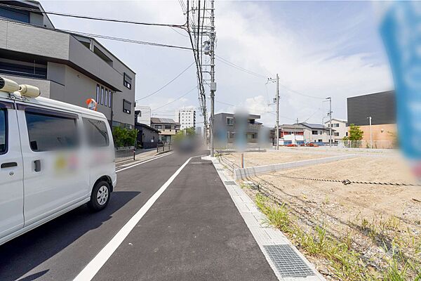 物件の西側前面道路（南側から）［2026年7月30日撮影］