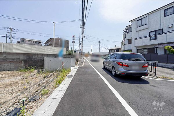 物件の西側前面道路（北側から）［2026年7月30日撮影］
