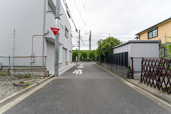 物件の南西側前面道路（北西側から）［2026年8月16日撮影］