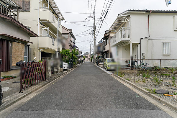 物件の南西側前面道路（南東側から）［2026年8月16日撮影］