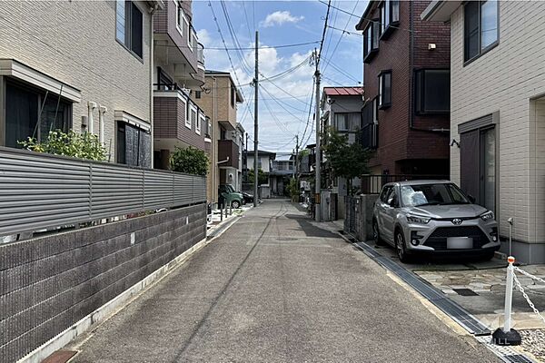 物件の南側前面道路（西側から）［2026年8月1日撮影］