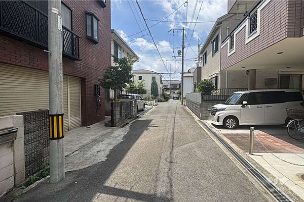 物件の南側前面道路（東側から）［2026年8月1日撮影］