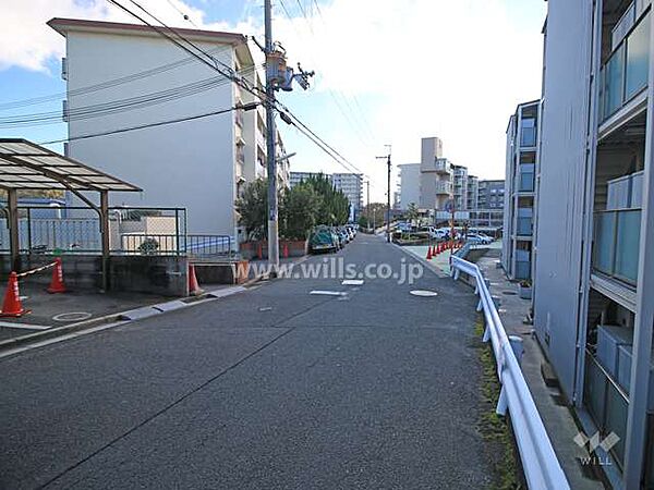 敷地東側の前面道路（北側から）