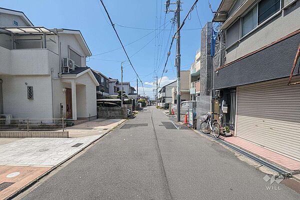 物件の南側前面道路（南東側から）［2026年8月16日撮影］