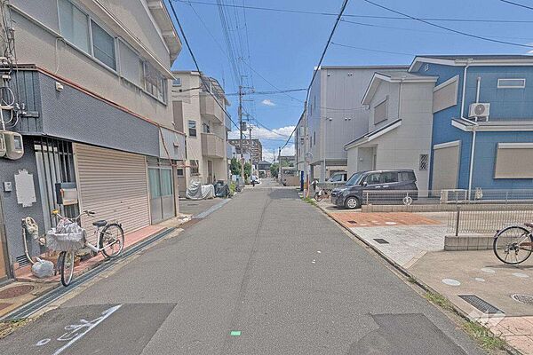 物件の南側前面道路（南西側から）［2026年8月16日撮影］