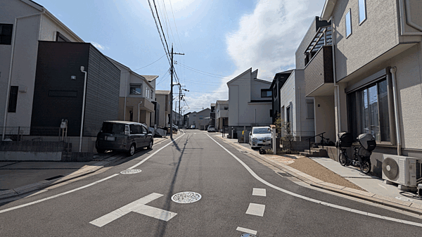 物件の南側前面道路（東側から）［2025年4月14日撮影］
