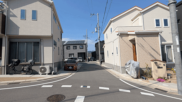 物件の東側前面道路（南側から）［2025年4月14日撮影］