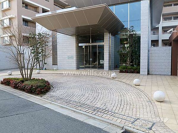 車寄せ付きのエントランス
