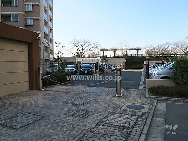 駐車場出入り口（ロボットゲート付き）