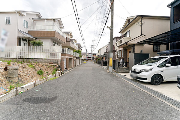 物件の西側前面道路（北側から）［2026年8月19日撮影］