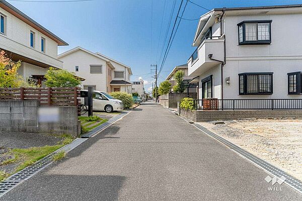 物件の南側前面道路（東側から）［2026年8月19日撮影］※AIによる青空加工