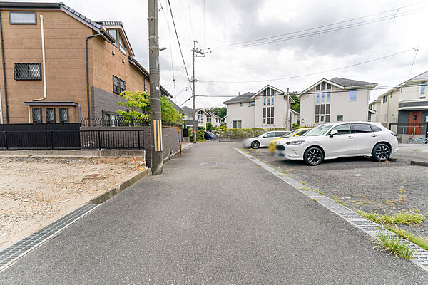 物件の南側前面道路（西側から）［2026年8月19日撮影］