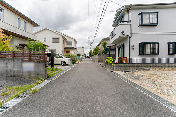 物件の南側前面道路（東側から）［2026年8月19日撮影］