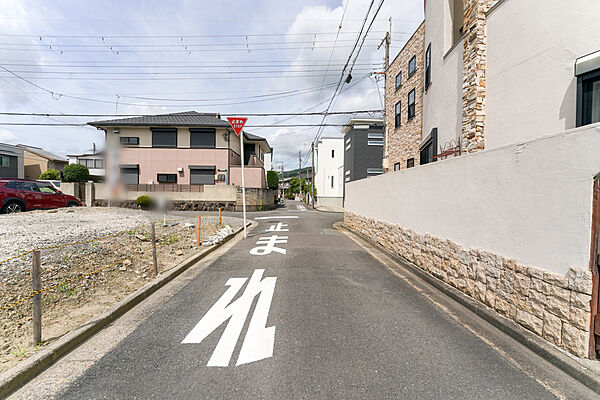 物件の北側前面道路（東側から）［2026年8月19日撮影］