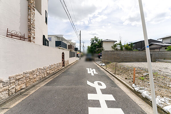 物件の北側前面道路（西側から）［2026年8月19日撮影］