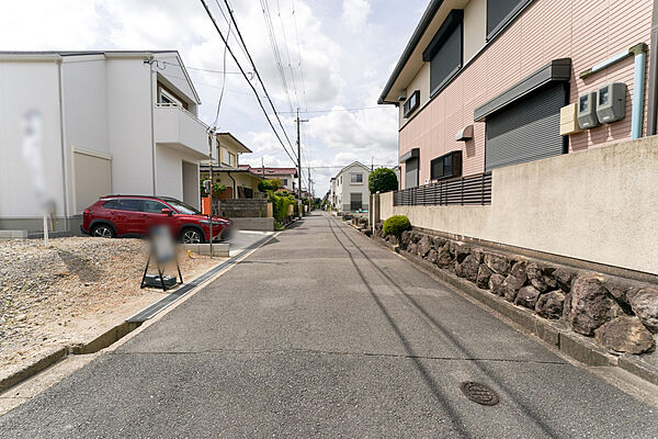 物件の西側前面道路（北側から）［2026年8月19日撮影］