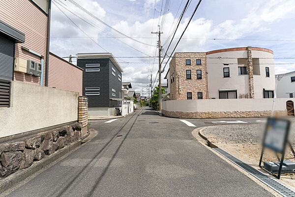 物件の西側前面道路（南側から）［2026年8月19日撮影］
