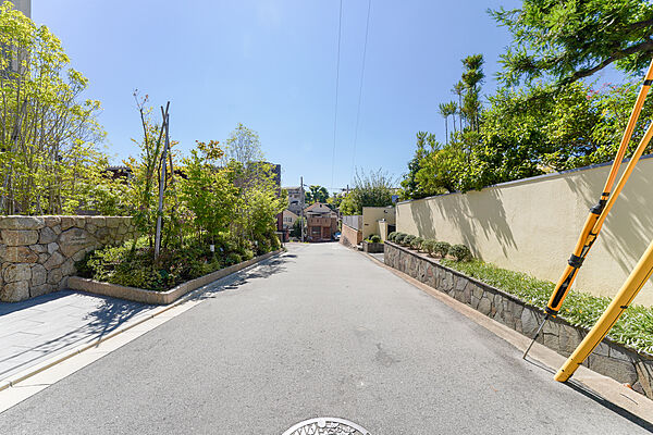 物件の北側前面道路（北東側から）［2026年8月26日撮影］