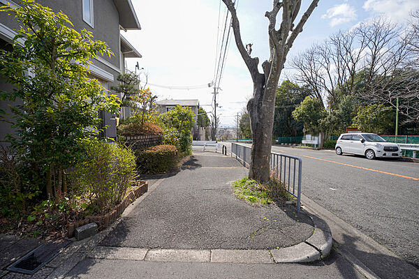 物件の西側前面道路（北側から）［2024年3月22日撮影］
