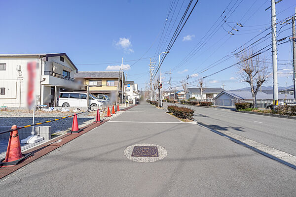 物件の東側前面道路（南側から）［2026年2月18日撮影］