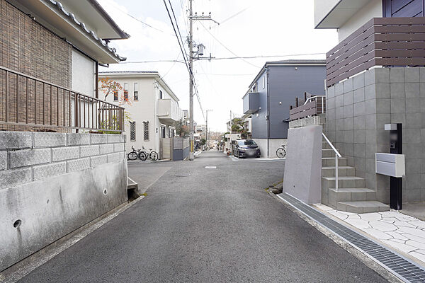 物件の北東側前面道路（北西側から）［2026年2月18日撮影］