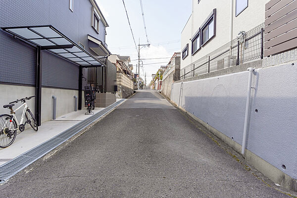 物件の南東側前面道路（北東側から）［2026年2月18日撮影］