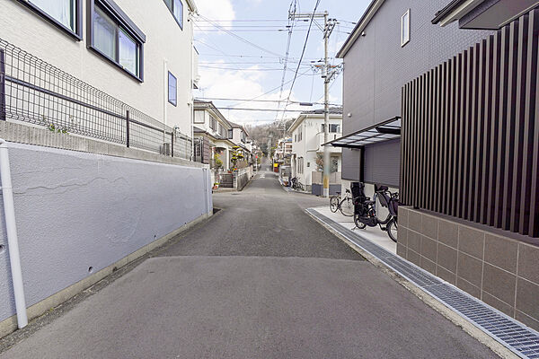 物件の南東側前面道路（南西側から）［2026年2月18日撮影］