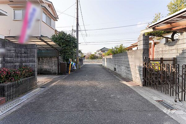 物件の北東側前面道路（南東側から）［2026年2月13日撮影］